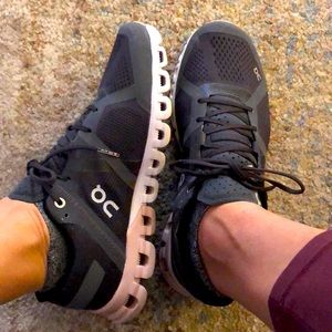 On Cloud Womens running sneaker